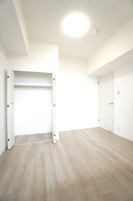 【洋室】 | 【上質リフォーム】ファミール江波公園ツインズ弐番館 | 【南側洋室約4.5帖】
将来、ライフスタイルや家族構成が変わった時等、
第2子供部屋としても活用できそうですね！
収納もかなり多めの容量を確保。
壁掛けエアコンの取付には工夫が必要です！