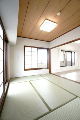 【和室】 | 【上質リフォーム】ファミール江波公園ツインズ弐番館 | 【Japanese-style room】
リビングに隣接した和室。
冬はコタツを置いたり、優しい畳の感触は
赤ちゃんのお昼寝にもぴったり！
居室スペースとしてだけでなく、客間としても活用できます。