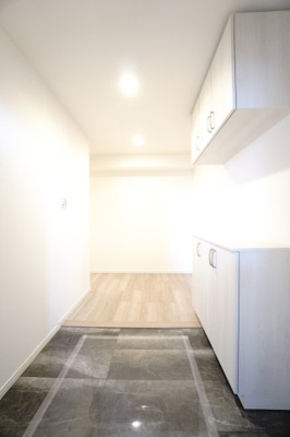 【玄関】 | 【上質リフォーム】ファミール江波公園ツインズ弐番館 | 【玄関ホール】
人を迎え入れる最初の場所だからこそ、
清潔感があり纏まった空間にして頂ける様に
ニッチ風シューズBOXを設置。
照明はオートライト。消し忘れや
出入りが暗くならなく済みます！