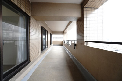 【バルコニー】 | 【上質リフォーム】ファミール江波公園ツインズ弐番館 | 【バルコニー】
リビング全面が接するワイドバルコニー。
前面の建物が邪魔することなくよく陽が当たり、お洗濯物もすぐ乾きそう！
この位の広さがあると、エアコン室外機を置いても十分なスペースを保てます。