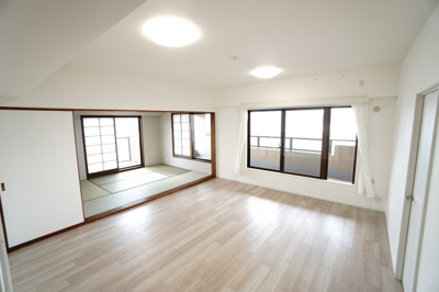 【居間・リビング】 | 【上質リフォーム】ファミール江波公園ツインズ弐番館 | 【約16帖LDK】
今回のリフォームスタイルは「和モダンテイスト」
日本の伝統的な和風デザインと現代的なモダンデザインを融合させ、
伝統と現代の良いとこ取りをした、懐かしさを感じつつ洗練された空間に！