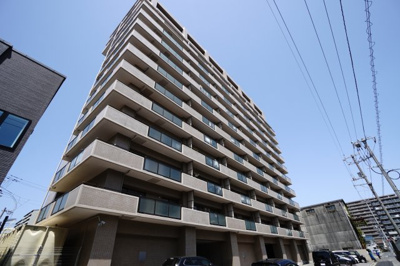 【外観】 | 【上質リフォーム】ファミール江波公園ツインズ弐番館 | 【耐震性】
耐震性の高さを判断するポイントは、
建築確認申請日が1981年6月1日以降の
新耐震基準に適合しているかどうか。
震度６程度の大地震でも
建物が崩壊しないレベルが基準になりました。