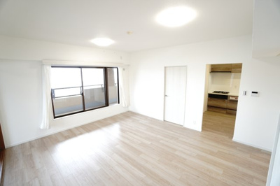 【居間・リビング】 | 【上質リフォーム】ファミール江波公園ツインズ弐番館 | 【約16帖LDK】
プレミア住戸に相応しい広々としたリビング。
更に、隣の洋室や和室もLDKと費用はかかりますが
一体化することができます！
そうすると！26.5～28帖ほどの大空間が出来上がります！