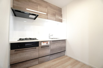 【キッチン】 | 【上質リフォーム】ファミール江波公園ツインズ弐番館 | 【キッチンルーム】
独立型キッチンのメリットは、人目を気にせずに調理に集中できます！
来客時に手元や調理場を見られることなく調理ができ、
隣接するリビングやダイニングまで油や煙が広がりにくくなります。