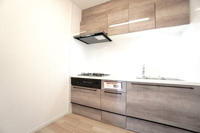 【キッチン】 | 【上質リフォーム】ファミール江波公園ツインズ弐番館 | ☆キッチンの特徴☆
・クリナップ社製
・アクリストンワークトップ
・浄水器一体型ハンドシャワー水栓
・一度に5人分食器洗い乾燥機は後付け可能
・フラットスリムレンジフード
・換気扇幕板が他の面材と同色