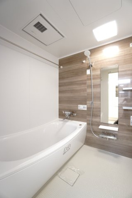 【浴室】 | 【上質リフォーム】ファミール江波公園ツインズ弐番館 | 【バスルーム】
TOTO社製RWシリーズは
「ゆるリラ浴槽」「カラリ床」で独自の技術によりバスタイムを
よりよく演出してくれます！
更に、浴室暖房乾燥機が標準設備！
お手入れが楽なシステムバスです。