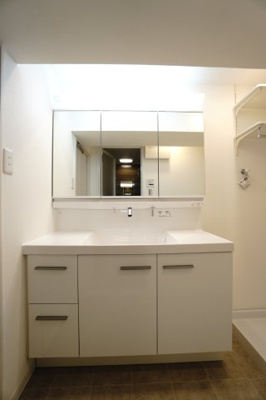 【独立洗面台】 | 【上質リフォーム】ファミール江波公園ツインズ弐番館 | 【コスメカウンター】
LIXIL社製!
キレイアップカウンターが特徴の本商品は、
継ぎ目等が少なく、上から吐水の水栓なので、
水がたまりにくくお手入れ楽々です。
3面鏡裏やボウル下の収納も使いやすい！