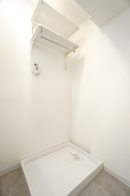 【独立洗面台】 | 【上質リフォーム】ファミール江波公園ツインズ弐番館 | 【パウダールーム】
嬉しい、タオル掛け付きの2段可動式のリネンラック。
しかも装着が楽なワンタッチ式の給水栓！
洗濯機置場はドラム式の洗濯機も入るサイズですが、
お手持ちのサイズが入るか要確認です！