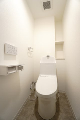 【トイレ】 | 【上質リフォーム】ファミール江波公園ツインズ弐番館 | 【レストルーム】
TOTO社製！
きれいをまもるせいけつトイレ！
お掃除はサッとひとふきで完了！
少ない水で、汚れをしっかり洗い流します。
ツインペーパーホルダーなので、
もしもの時も慌てない！！