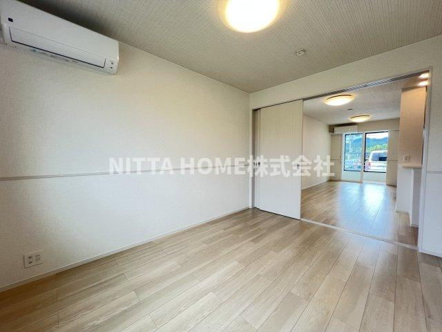 クレール丹波篠山　Ⅱの居間・リビング|ウォークインクローゼットがついた６．１帖の洋室です◎