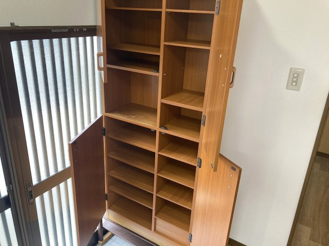 鈴蘭台北町2丁目テラスの玄関|玄関には大きめの靴箱も有ります