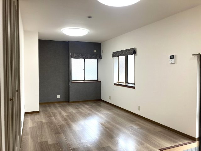 鈴蘭台北町2丁目テラスの居間・リビング|天井高く開放感の有る洋室