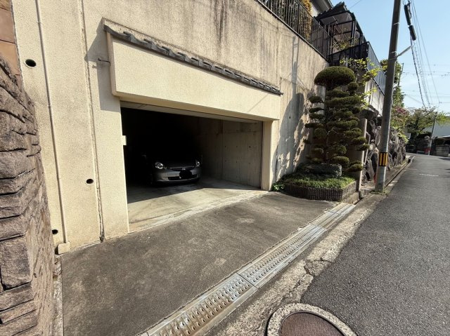 東大阪市山手町戸建の駐車場