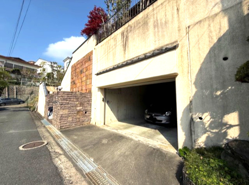東大阪市山手町戸建の駐車場