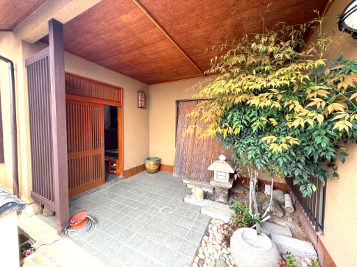 東大阪市山手町戸建の玄関