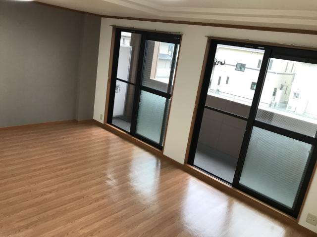 アベニール細江の内装|２つの掃き出し窓で日光入りやすいリビング