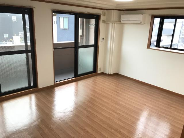 アベニール細江の居間・リビング|13.2帖の南向きリビング