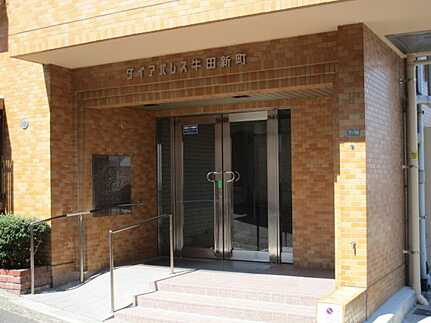 ダイアパレス牛田新町のエントランス