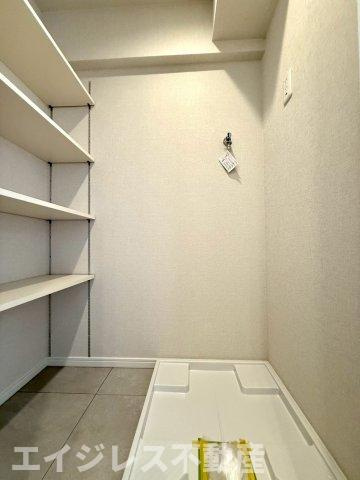 夕陽ヶ丘ニュースカイマンションのランドリースペース|ランドリースペースには便利な棚も完備。洗濯用品やタオルを整理整頓でき、すっきりとした空間で効率よく家事がこなせます。収納力が高く、快適に使用できます。