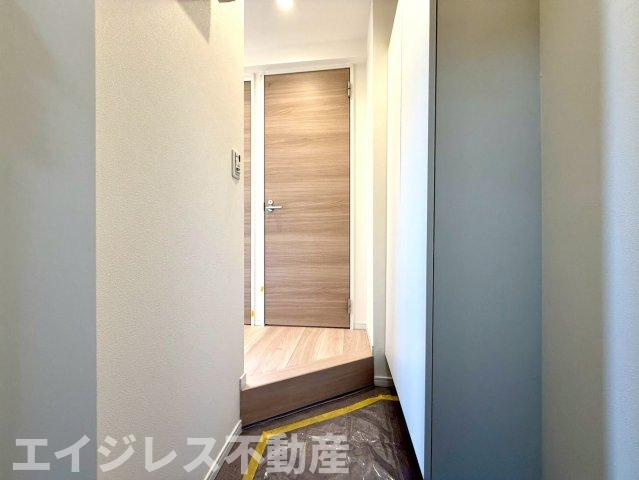 夕陽ヶ丘ニュースカイマンションの玄関|玄関には便利な下足箱が完備。靴や小物を整理整頓でき、玄関周りがすっきりとした印象に。出入りがしやすく、毎日の生活に便利さと快適さを提供します。