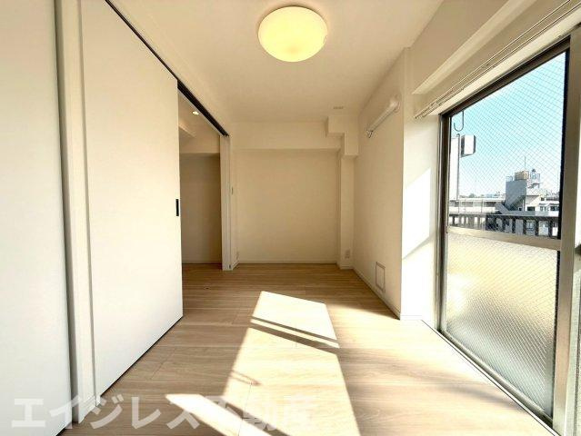 夕陽ヶ丘ニュースカイマンションのその他|南西向きの5.9帖の洋室は、豊かな陽光が差し込み明るく快適な空間に。クローゼットも完備し、収納力抜群でお部屋を広々と使えます。日中は自然光で心地よい時間を過ごせます。