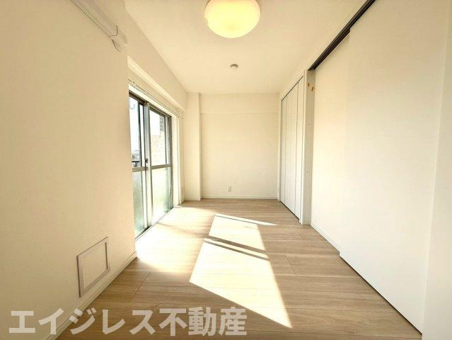 夕陽ヶ丘ニュースカイマンションの洋室|南西向きの5.9帖の洋室は、豊かな陽光が差し込み明るく快適な空間に。クローゼットも完備し、収納力抜群でお部屋を広々と使えます。日中は自然光で心地よい時間を過ごせます。