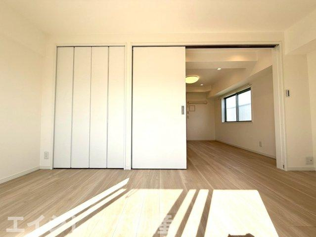 夕陽ヶ丘ニュースカイマンションの洋室|南西向きの5.9帖の洋室は、豊かな陽光が差し込み明るく快適な空間に。クローゼットも完備し、収納力抜群でお部屋を広々と使えます。日中は自然光で心地よい時間を過ごせます。