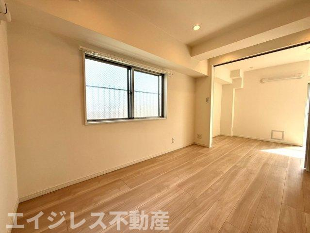 夕陽ヶ丘ニュースカイマンションの洋室|6.7帖のダイニングキッチンはコンパクトながら機能的。食洗機・浄水器付きで家事効率も良好。南西向きの心地よい陽光が差し込む、明るく快適な暮らしを実現します。