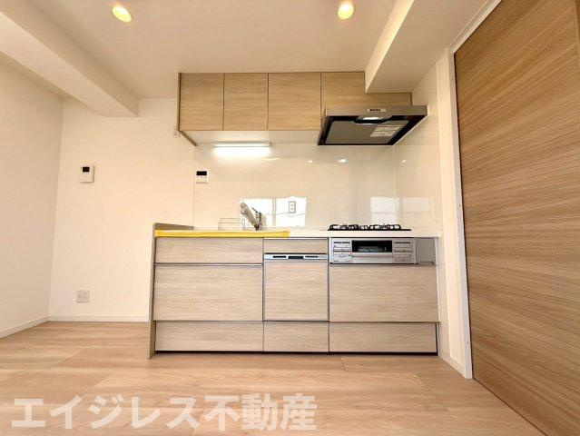 夕陽ヶ丘ニュースカイマンションのキッチン|6.7帖のダイニングキッチンはコンパクトながら機能的。食洗機・浄水器付きで家事効率も良好。南西向きの心地よい陽光が差し込む、明るく快適な暮らしを実現します。