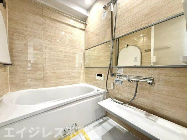 夕陽ヶ丘ニュースカイマンションの浴室|新規交換された浴室は清潔感あふれるデザインで快適性も向上。追い焚き機能や浴室乾燥機を備え、毎日のバスタイムがより快適で便利になります。