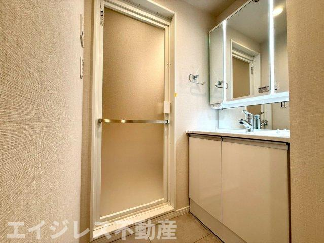 夕陽ヶ丘ニュースカイマンションの独立洗面台|3面鏡の化粧台は、全方位からの視界を確保でき、使い勝手が抜群。収納力も高く、洗面アイテムをスッキリ整理できるため、毎日の身支度が快適で効率的になります。