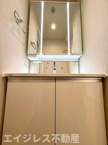 夕陽ヶ丘ニュースカイマンションの洗面所|3面鏡の化粧台は、全方位からの視界を確保でき、使い勝手が抜群。収納力も高く、洗面アイテムをスッキリ整理できるため、毎日の身支度が快適で効率的になります。