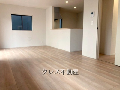 【居間・リビング】 | 飯田グループ販売戸数全国7位の現地販売会社です【さいたま市大宮区三橋1-1138-12付近】   | 南から陽が差し込む明るいリビング。くつろぎの空間です。
室内（2025年4月）撮影