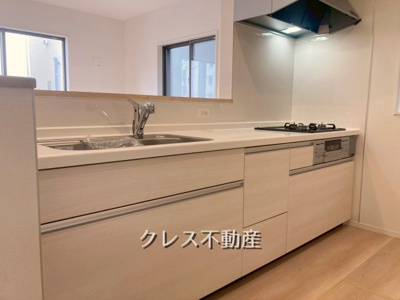 【キッチン】 | 飯田グループ販売戸数全国7位の現地販売会社です【さいたま市大宮区三橋1-1138-12付近】   | ご家族の会話がはずむカウンターキッチン設置。
吊戸棚がなく頭上もゆったり。リビング全体を見渡しながら家事をこなせます。
室内（2025年4月）撮影