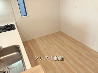 【キッチン】 | 飯田グループ販売戸数全国7位の現地販売会社です【さいたま市大宮区三橋1-1138-12付近】   | ご家族の会話がはずむカウンターキッチン設置。
吊戸棚がなく頭上もゆったり。リビング全体を見渡しながら家事をこなせます。
室内（2025年4月）撮影