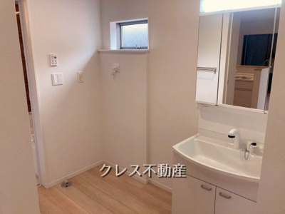 【独立洗面台】 | 飯田グループ販売戸数全国7位の現地販売会社です【さいたま市大宮区三橋1-1138-12付近】   | シャワードレッサー付き洗面台は身支度にも嬉しい三面鏡仕様。
室内（2025年4月）撮影