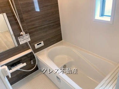 【浴室】 | 飯田グループ販売戸数全国7位の現地販売会社です【さいたま市大宮区三橋1-1138-12付近】   | 足がしっかりと伸ばせる、一日の疲れを癒す快適な空間♪
浴室乾燥・魔法瓶浴槽・カラリ床・エアインシャワー・自動追い炊き／湯張り、暖房、涼風など機能充実♪
室内（2025年4月）撮影