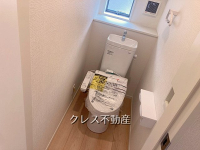 【トイレ】 | 飯田グループ販売戸数全国7位の現地販売会社です【さいたま市大宮区三橋1-1138-12付近】   | トイレも大事なポイント！ゆっくりと落ち着けるトイレ。
小物収納もございます♪
室内（2025年4月）撮影