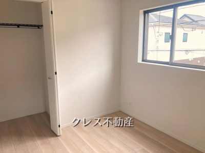 【洋室】 | 飯田グループ販売戸数全国7位の現地販売会社です【さいたま市大宮区三橋1-1138-12付近】   | 2階洋室。全居室に複層ガラス設置（結露を抑えて冷暖房効果アップ！）・収納クローゼット付きです。
室内（2025年4月）撮影