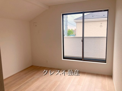 【洋室】 | 飯田グループ販売戸数全国7位の現地販売会社です【さいたま市大宮区三橋1-1138-12付近】   | 2階洋室。バルコニーには2つの部屋から出入りできます。
室内（2025年4月）撮影