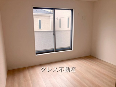 【洋室】 | 飯田グループ販売戸数全国7位の現地販売会社です【さいたま市大宮区三橋1-1138-12付近】   | 2階7.5帖洋室。ゆとりの主寝室です。
室内（2025年4月）撮影