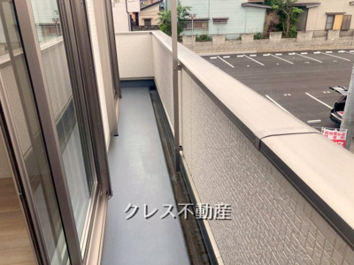 【バルコニー】 | 飯田グループ販売戸数全国7位の現地販売会社です【さいたま市大宮区三橋1-1138-12付近】   | 南向きのバルコニーは日当たり良好！洗濯物がたっぷり干せて、気持ちよく乾かせます。
現地（2025年4月）撮影