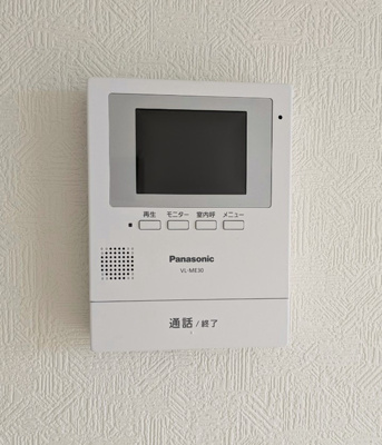 【設備】 | 飯田グループ販売戸数全国7位の現地販売会社です【さいたま市大宮区三橋1-1138-12付近】   | リビングにインターホンのモニターあり。録画機能付きで留守中に誰が訪問したかが分かって安心です