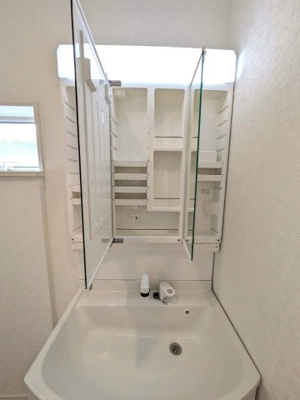 【独立洗面台】 | 飯田グループ販売戸数全国7位の現地販売会社です【さいたま市大宮区三橋1-1138-12付近】   | 置きたいものがたくさんある洗面所。収納たっぷりの三面鏡はうれしいですね！