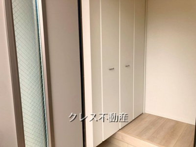 【玄関】 | 飯田グループ販売戸数全国7位の現地販売会社です【さいたま市大宮区三橋1-1138-12付近】   | シューズボックス付きで玄関周りスッキリ！
室内（2025年4月）撮影