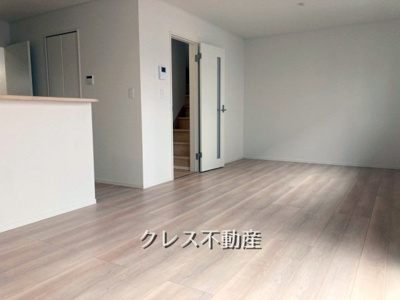 【居間・リビング】 | 飯田グループ販売戸数全国7位の現地販売会社です【さいたま市大宮区三橋1-1138-12付近】   | LDK。優しい木目調のフローリングが魅力です。
室内（2025年4月）撮影