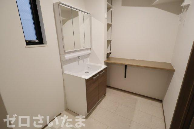 《仲介手数料無料》南区大字太田窪2405新築一戸建てのランドリースペース