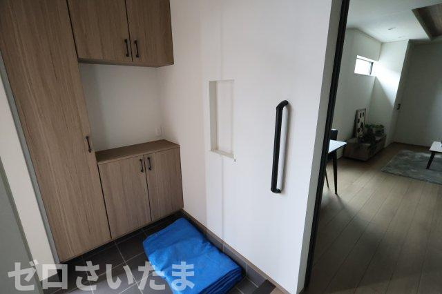 《仲介手数料無料》南区大字太田窪2405新築一戸建ての玄関