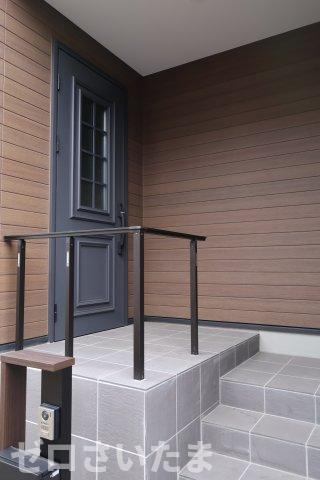《仲介手数料無料》南区大字太田窪2405新築一戸建ての玄関