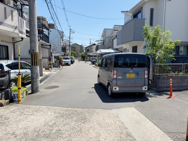 向日市寺戸町笹屋の前面道路含む現地写真|小中学校ともに歩いて５分以内の場所にございますので、お子様の通学も安心です！